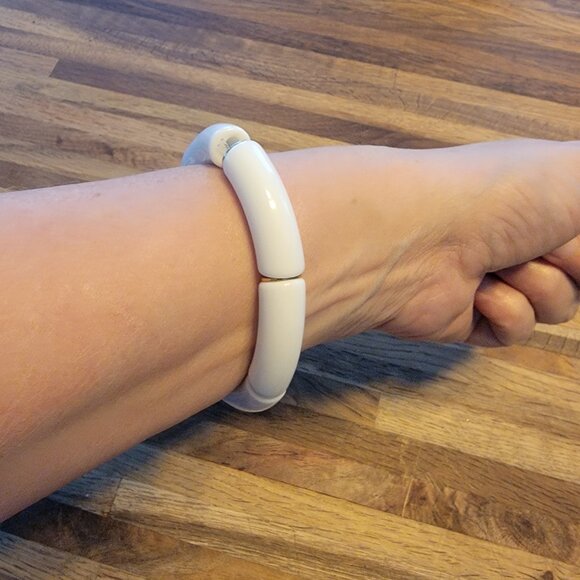 Meghan Browne Style Harry White Resin Beaded Chunky Stretch Bracelet - Picture 4 of 11